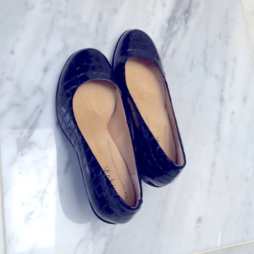 Reposh this Softspots black croc heels. It is NOT wide width as the label says